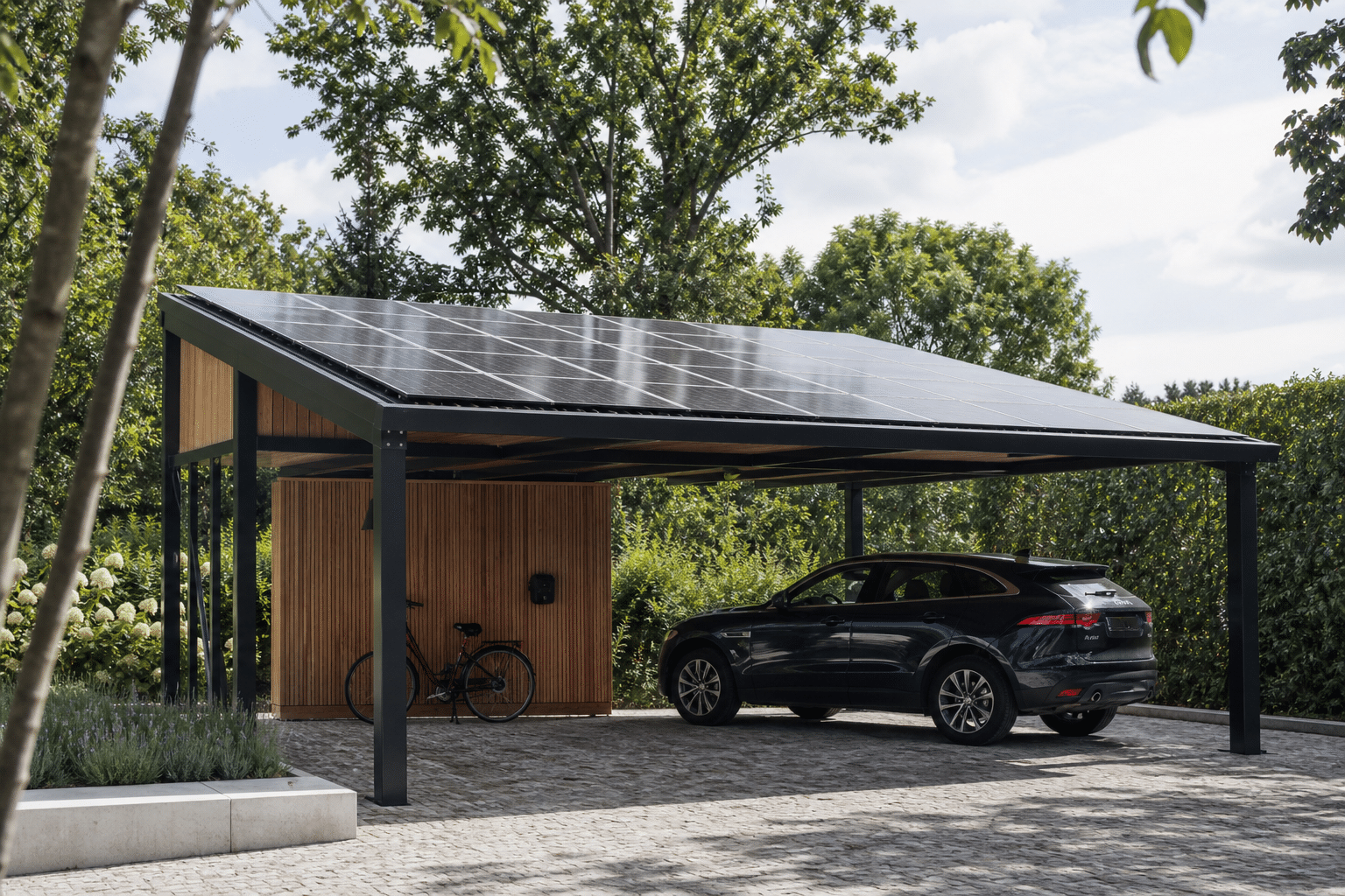 Carport solaire avec voiture noire garée dessous