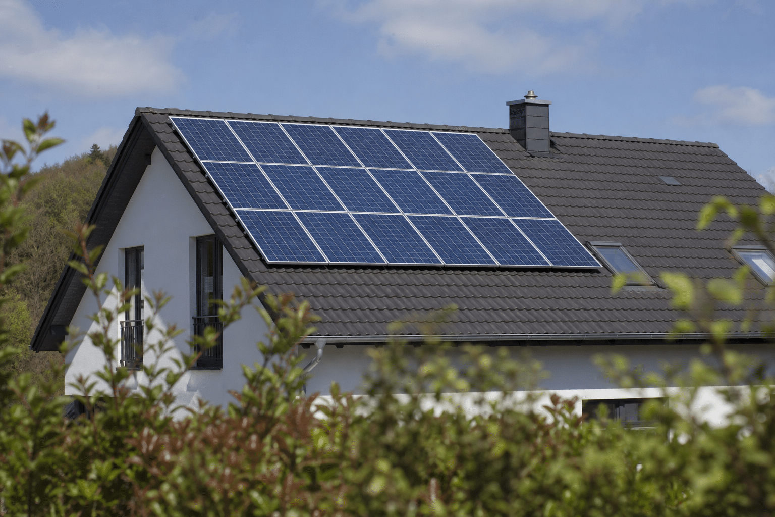 Panneaux solaires sur toit de maison moderne