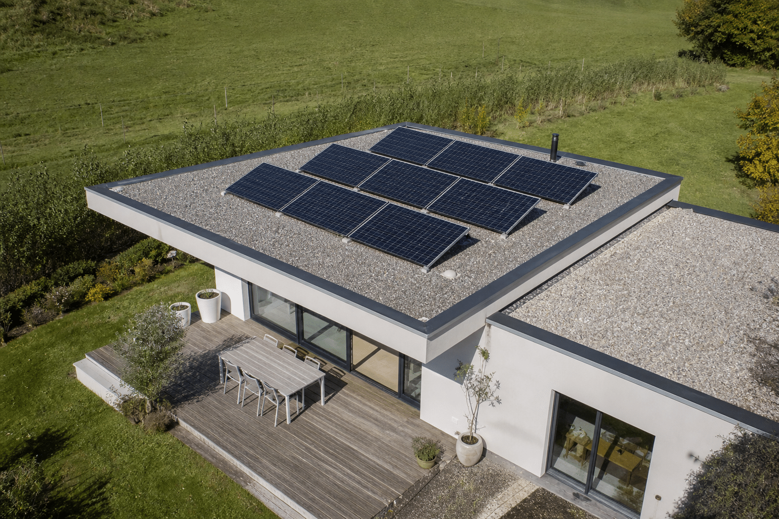 Panneaux solaires sur toit plat d'une maison