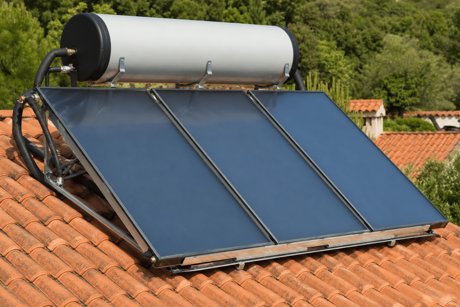 Chauffe-eau solaire et capteurs thermiques sur toiture