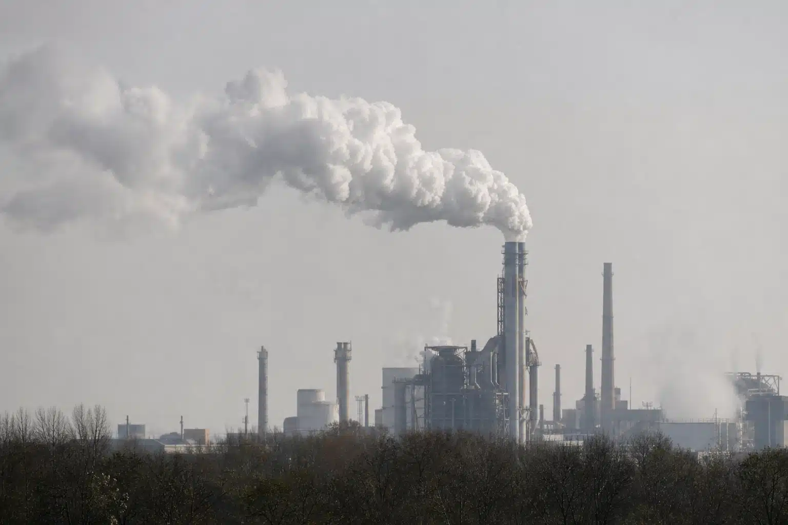 cheminée d'usine émettant une épaisse fumée blanche